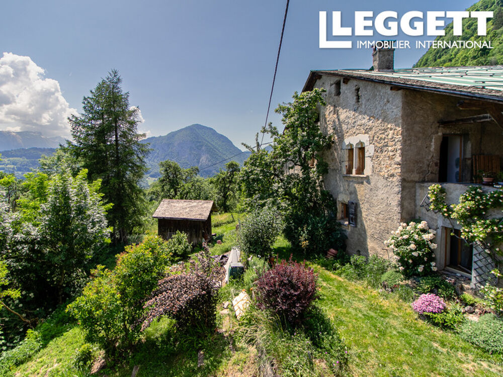 Ferme savoyarde à rénover avec vues imprenables sur les montagnes, proche de Genève.