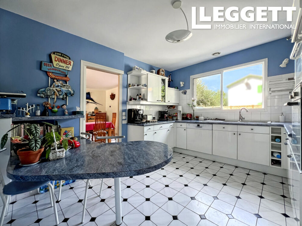 Vente Maison Plain-pied d'exception de 253 m² avec piscine, home cinéma, pool-house et parc arboré de 1 957 m². MagnÉ