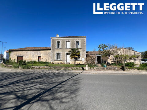   Maison charentaise comprenant 4 chambres, grand garage, deux granges et un jardin, � proximit� de la c�te Maison - 9 pi�ce(s) - 109 m�