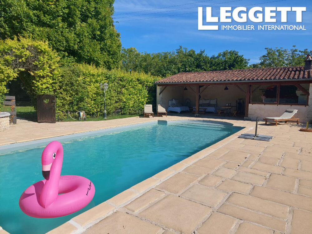 Charmante propriété de caractère avec piscine, joli jardin, située au calme.