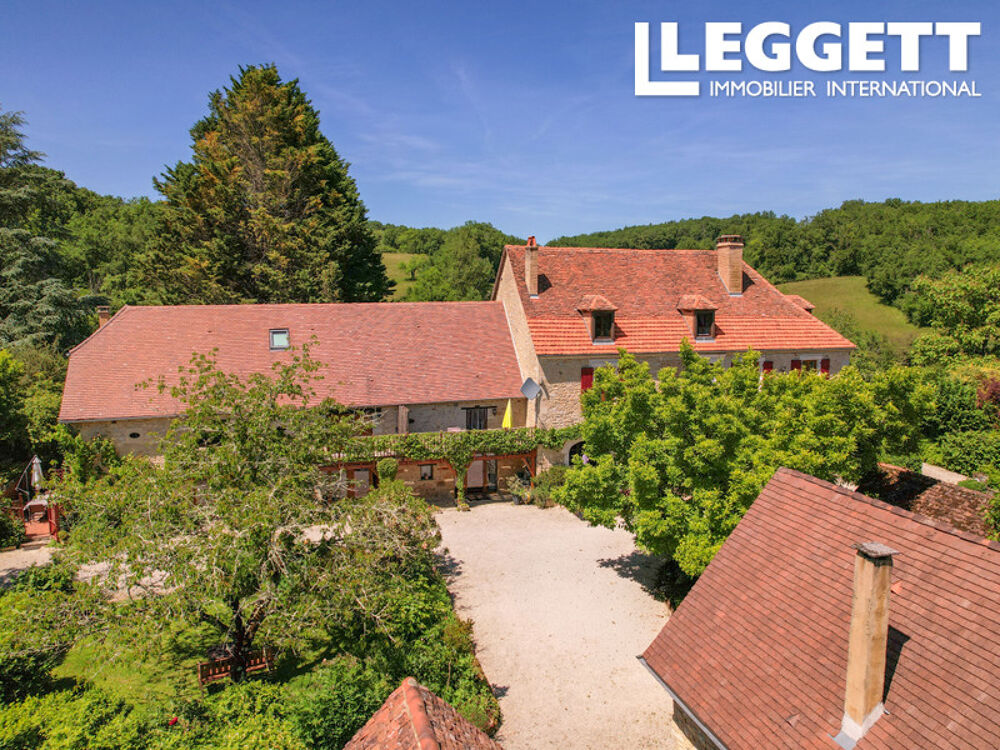 Propriété de caractère avec maison de maitre, 5 gites, piscine, 6ha, en position dominante, proche Dordogne