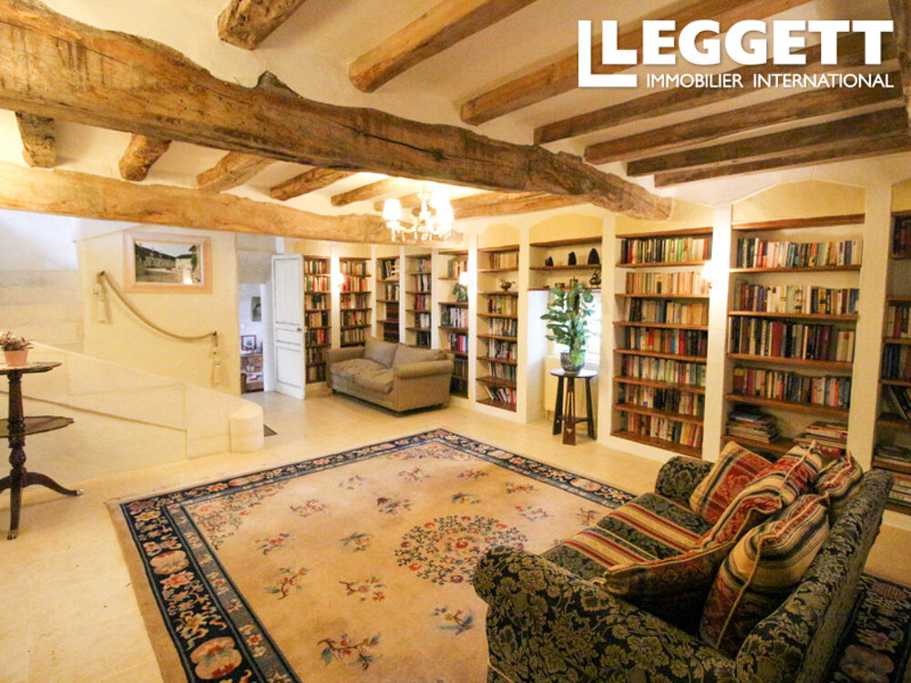 Vente Maison Beau manoir avec maison d'amis et grange annexe, cour et jardin avec piscine, prés et terres. Maulay