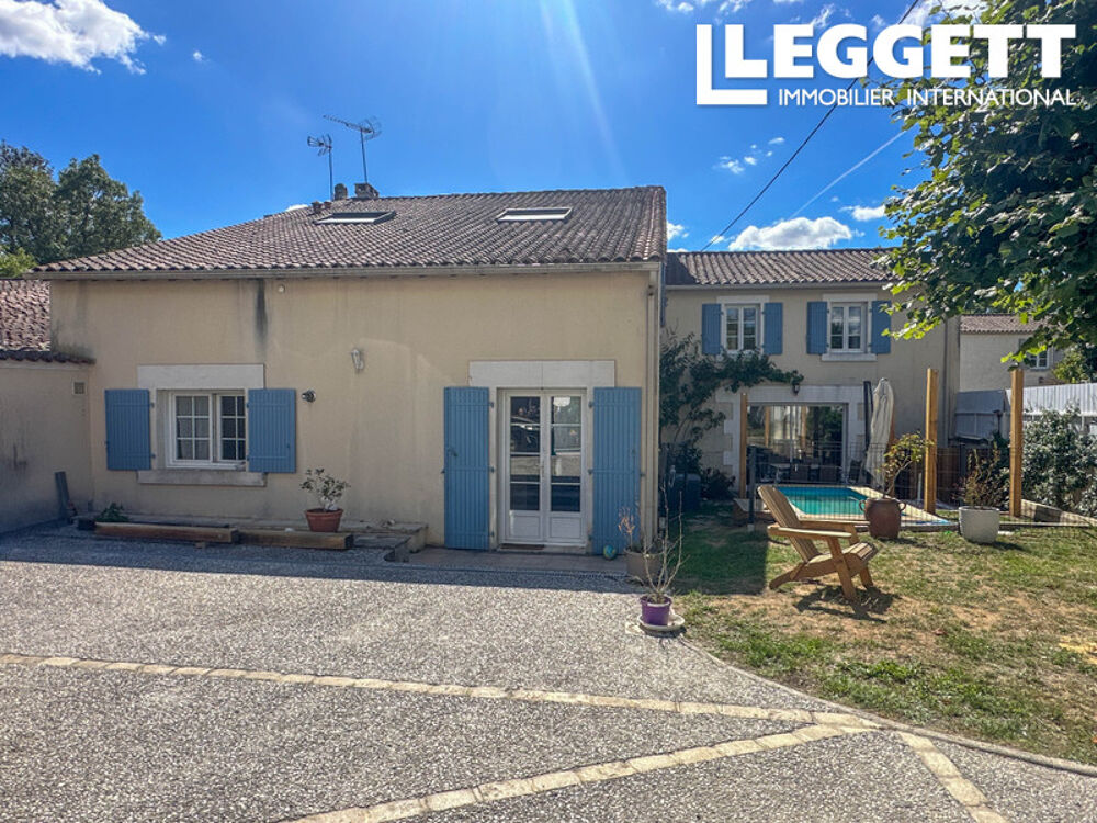 Maison de caractère et charme , 5/6 chambres , dans un village avec commerces, à seulement 8 km de Cognac.