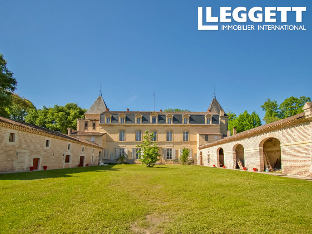 SOUS OFFRE /// Château érigé au XVIIIe siècle en bordure de rivière, avec ses dépendances