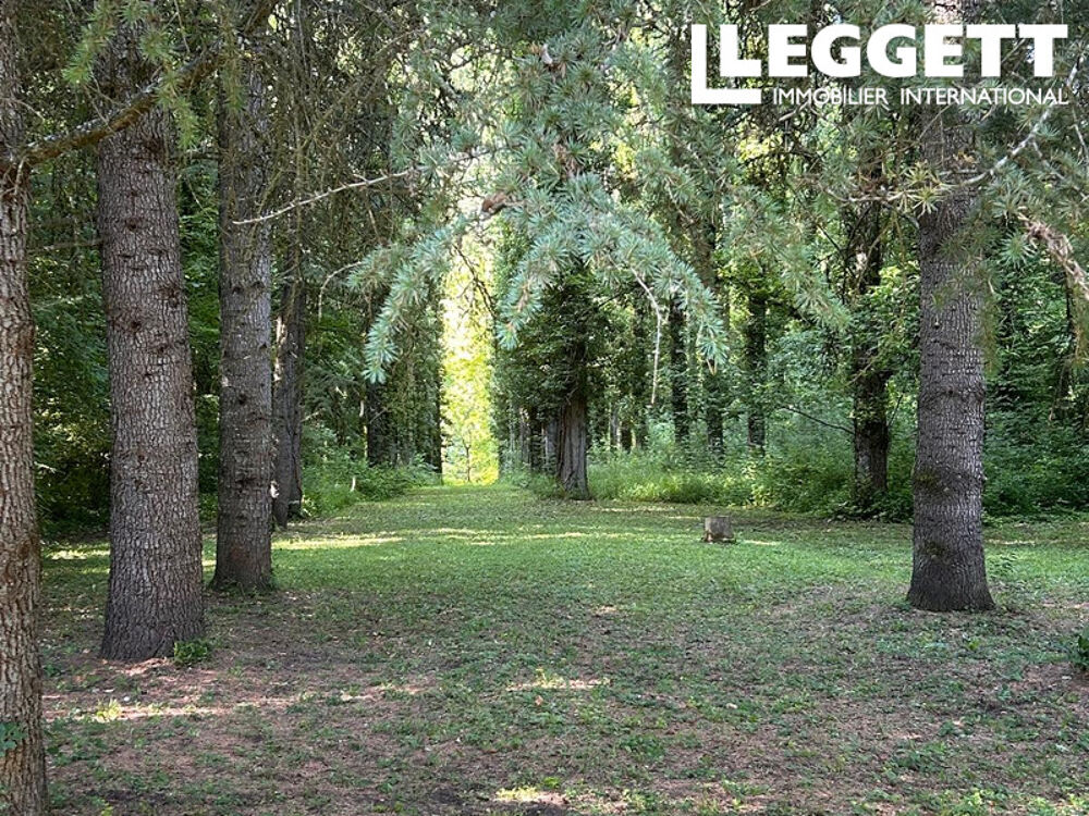 Charmante propriété en pierre rénovée, située dans un magnifique cadre privé aux abords de Saint-Antonin-Noble