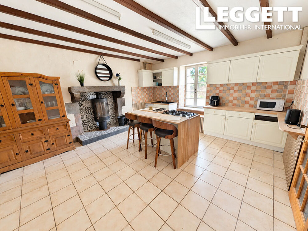 Charmante maison bretonne de 4 chambres avec dépendances, garage et terrain de 2 147 m² à Plésidy
