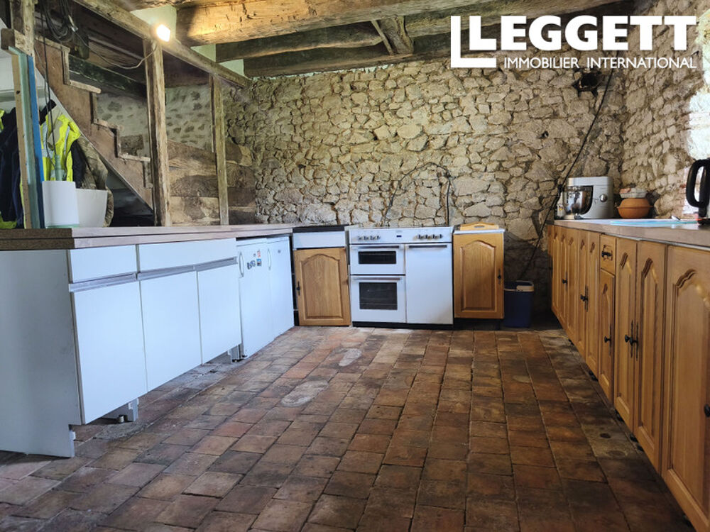 Une ferme en pierre à finir, avec plusieurs dépendances et 7.7ha de terrain attenant