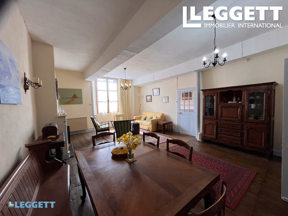 Spacieuse maison de village avec 3 chambres, grenier et parking extérieur.
