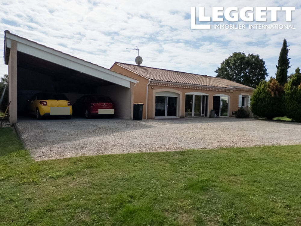 Maison de plain-pied avec 3 chambres, piscine, grand jardin et double garage.