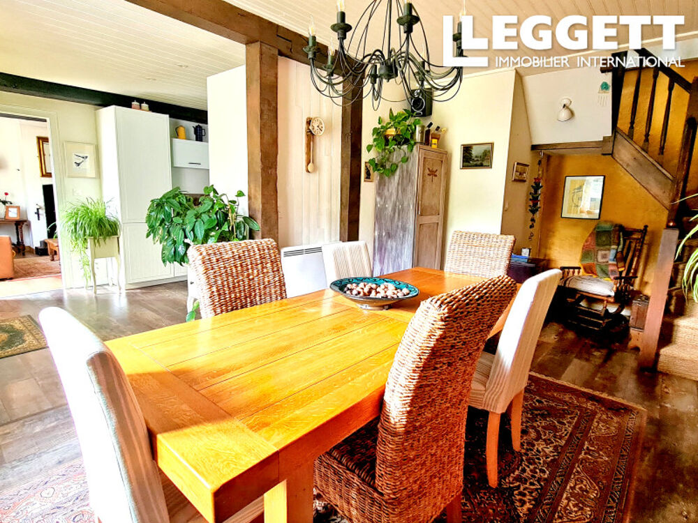 Maison familiale 4 chambres avec belles pièces à vivre, dépendances et jardin superbe.