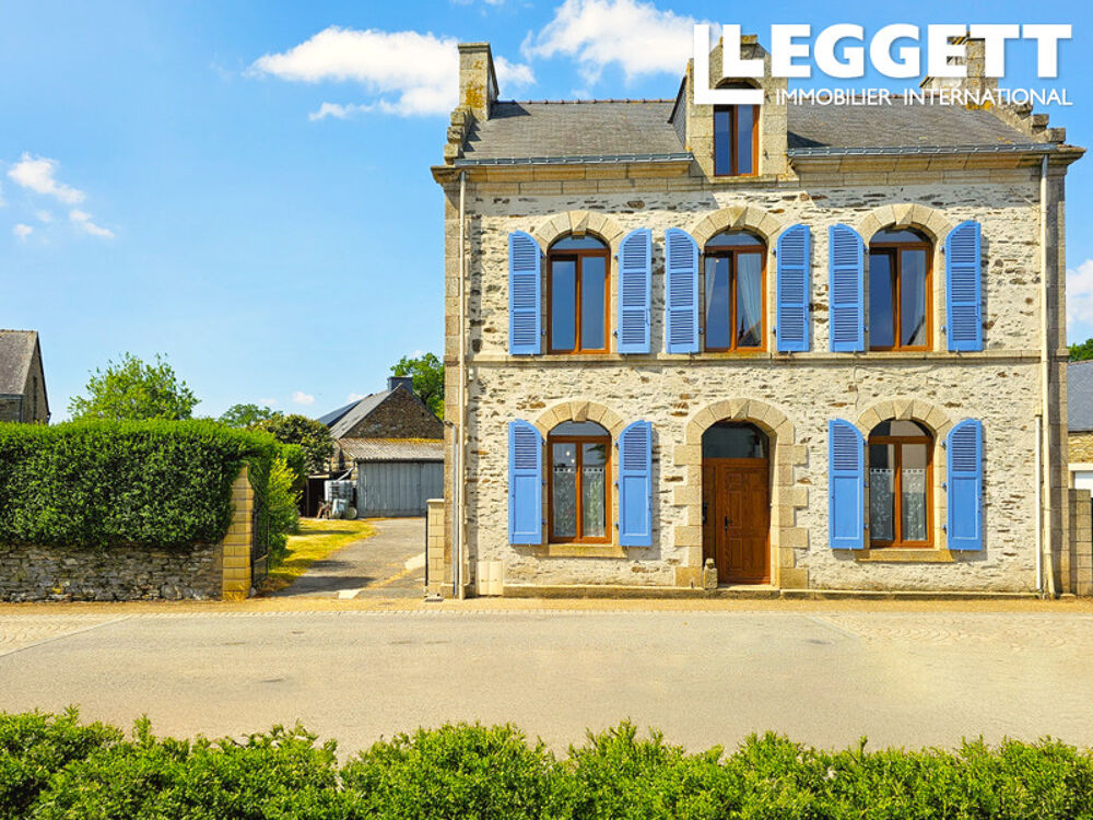 Grande maison de village près de Pontivy. Six chambres. Beau jardin privé, parking privé et dépendances.