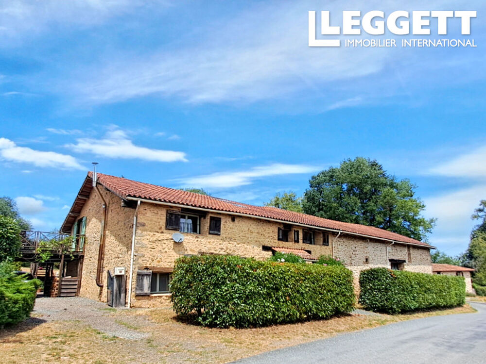 Superbe propriété de campagne avec 4 chambres, 3 salles de bain, grand jardin et piscine. Belles finitions !