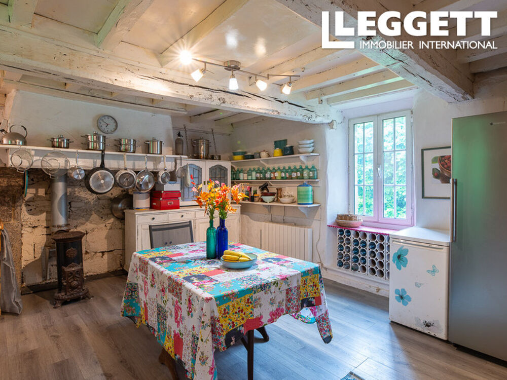 Vente Maison Cette maison du XVIe siècle avec 4 chambres est agrémentée d'un hectare de bois. Passais villages