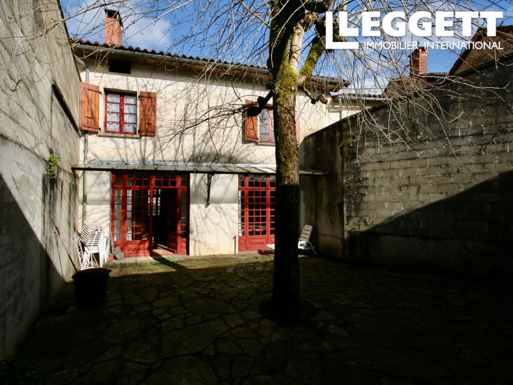 Vente Maison Jolie maison de 3 chambres avec cour; proche des commerces; garage séparé avec potentiel de rénovation. Massignac