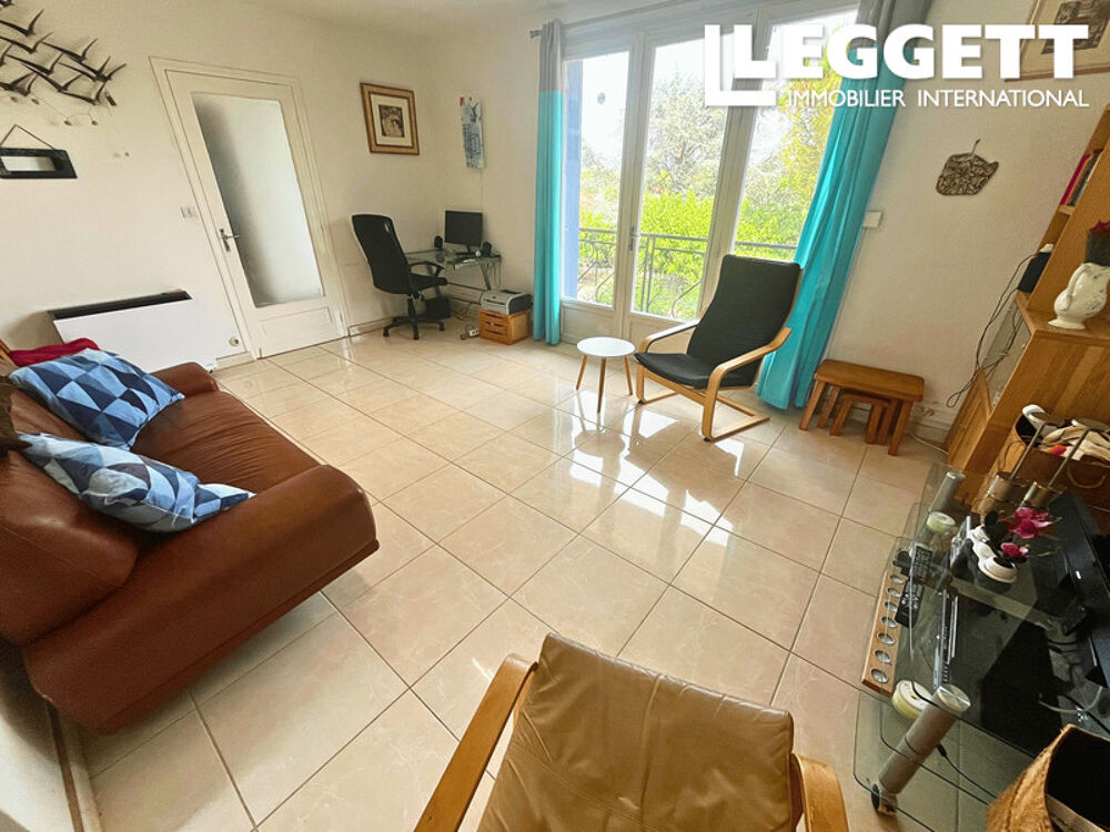 Vente Maison D�licieuse maison de 3 chambres avec piscine situ�e dans le village populaire de Seyches. Eymet