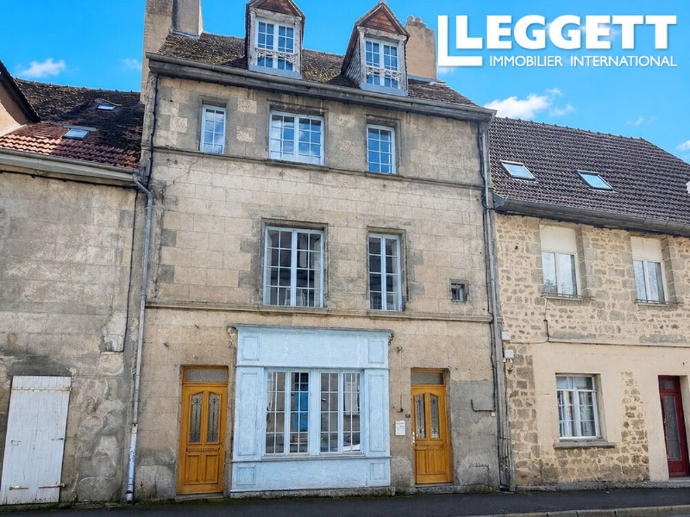 Une imposante demeure d'époque au charme médiéval, située au c?ur d'Aubusson, la belle ville de la tapisserie