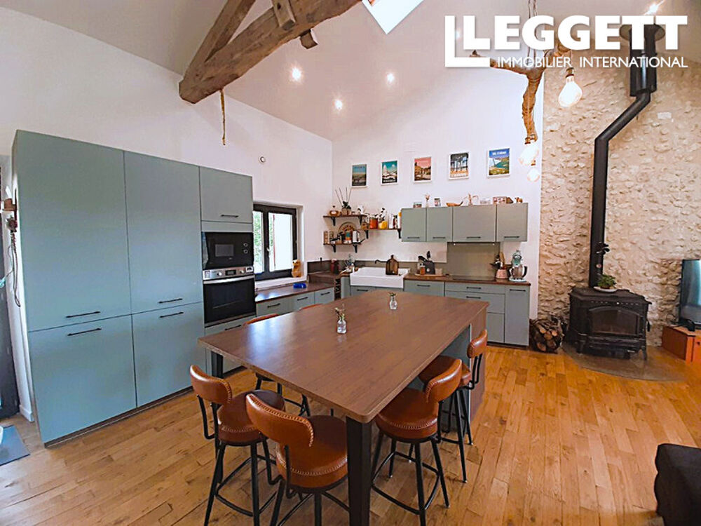 Maison rénovée de plain-pied : 3 chambres., séjour/cuisine ouverte, garage, jardin, terrasse et bois.
