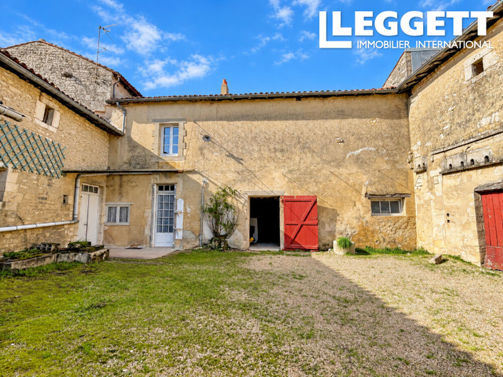 PRIX À DISCUTER ! Maison avec grand potentiel avec des granges et jardin, près de Ruffec, Charente