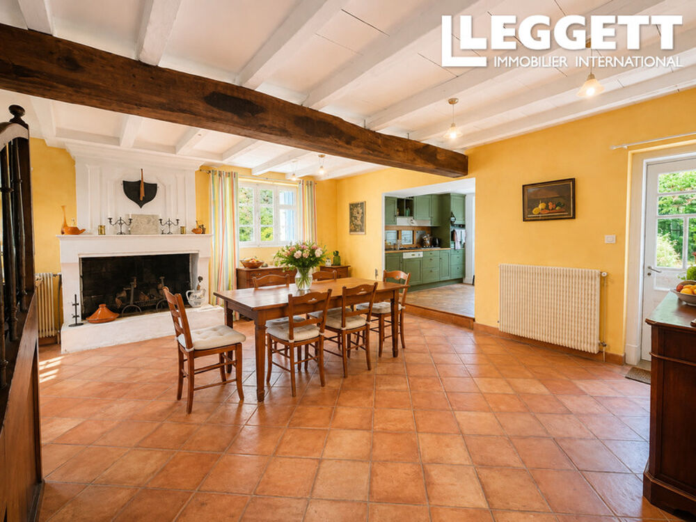 Maison de village de 5/6 chambres avec grand jardin, grange et garage à proximité de Saintes.