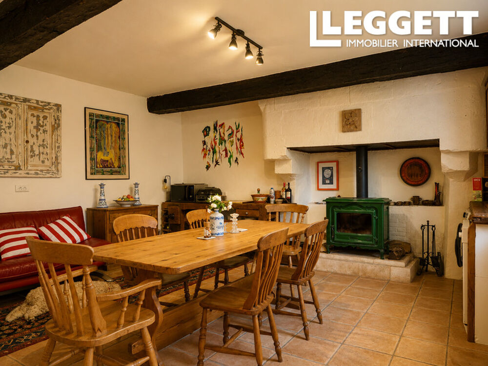 Vente Maison 16th-century house with inner courtyard, large barn, and swimming pool.<br /> La tour-blanche-cercles