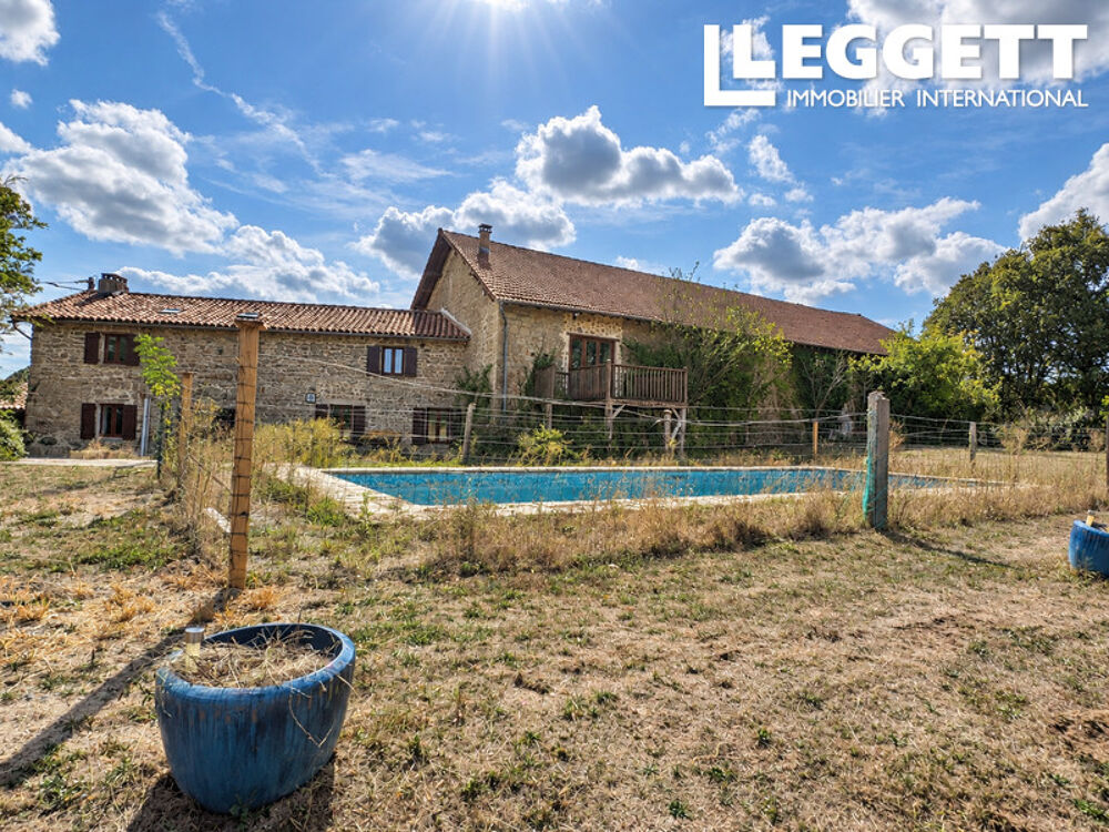 Vente Maison Charmante maison du XVIIe siècle avec dépendances, grande piscine, 3.9 hectares de terrain et petit étang La chapelle-montbrandeix