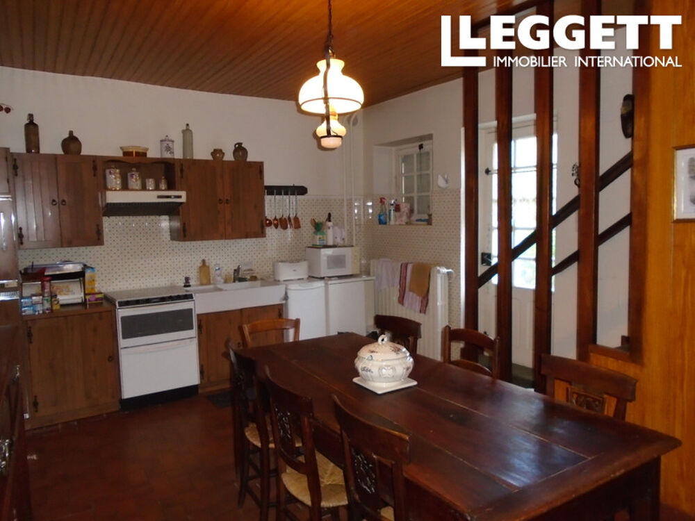 Ce cottage super mignon situé au c?ur de ce village populaire très recherché mérite d'être vu dès que possible