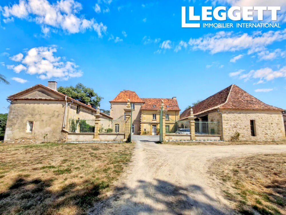 Château de caractère à rénover avec aile habitable, dépendances et fort potentiel en Dordogne