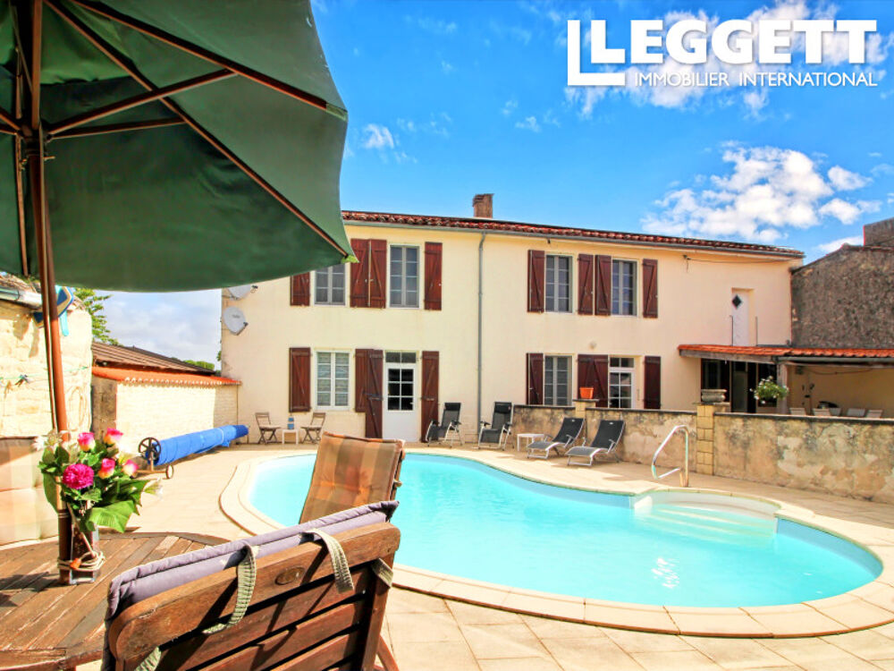 Grande maison familiale pleine de charme avec 6/7 chambres, piscine, porche en pierre, jardin et dépendances