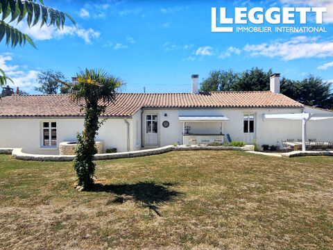   Maison en pierre de plain pied rénovée 197 m² à Longeville sur mer. Maison - 7 pièce(s) - 197 m²
