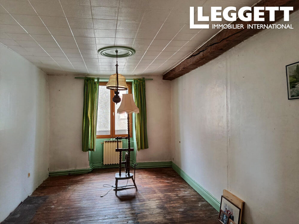 Ancien bar/maison, situé dans un petit village avec des commodités de base.