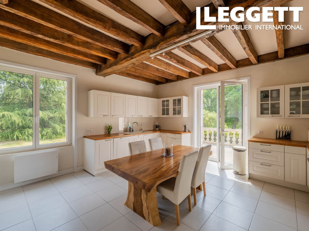 Vente Maison Domaine en Val de Loire comprenant deux maisons entièrement rénovées, piscine, tennis et 109 hectares Azay-le-rideau