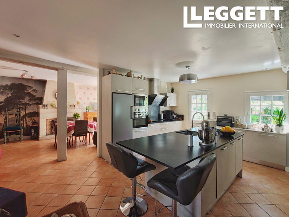 Maison de 120m2, 3 chambres, 1 salle d'eau, double garage, jardin avec terrasse et même une cave. DPE C GES A.