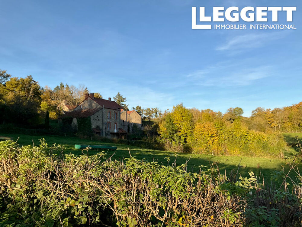 Maison traditionnelle en granit dans un hameau rural, avec grange, puits et belle vue depuis le jardin