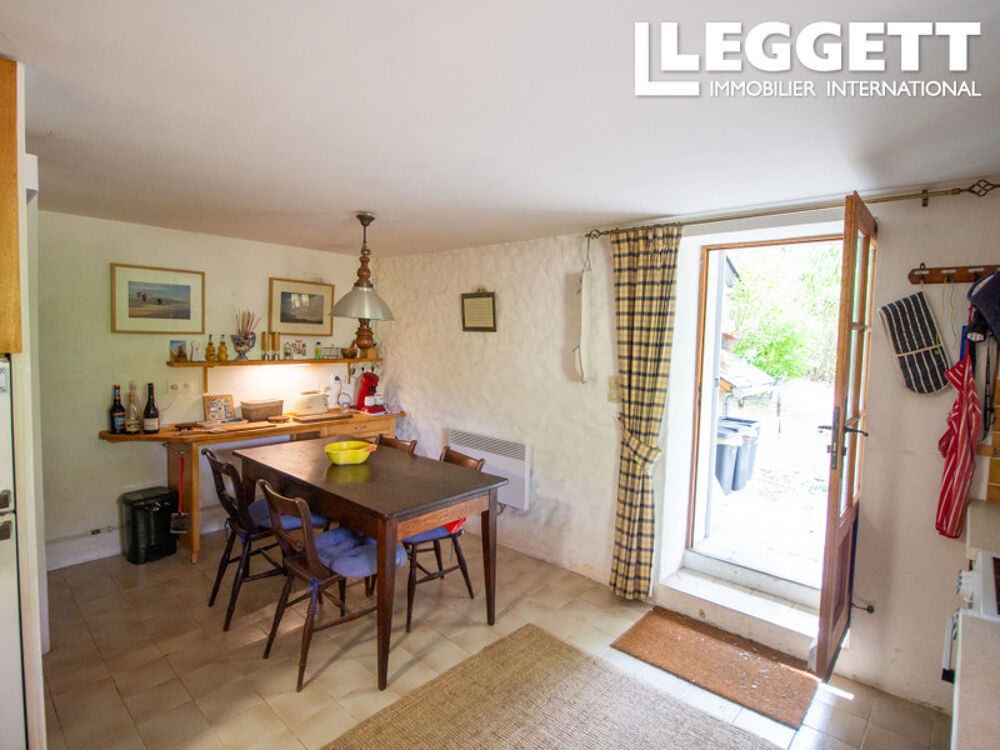 Belle tannerie ancienne proposant 1/2 chambres dans le joli village de Ferrière-Larçon. Vendue meublée.