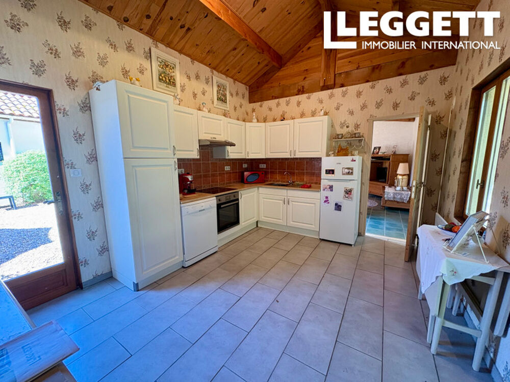 Vente Maison Une maison lumineuse de 3 chambres. Construite en 2017, elle présente une disposition en quadrilatère et cour. Saint-estÈphe