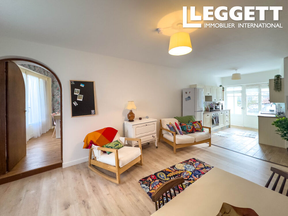 Maison de village rénovée, 3 chambres, salle de bains, cour jardin, cave et garage.