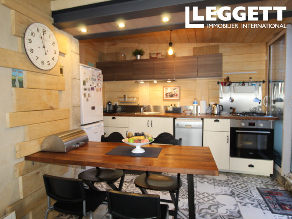 Maison de trois chambres dans le centre de Monrmorillon ; décorée et entretenue avec soin.
