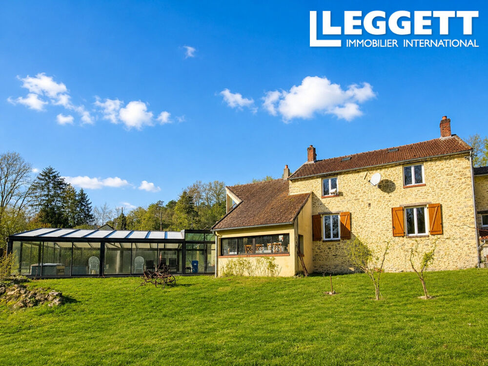 Grande Propriété avec Maison de caractère, piscine et dépendances sur 7 800m² de terrain à une heure de Paris