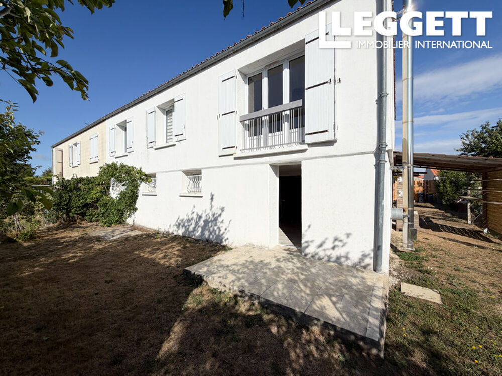 Maison mitoyenne à rafraichir - 3 chambres - 14 km du centre de La Rochelle.