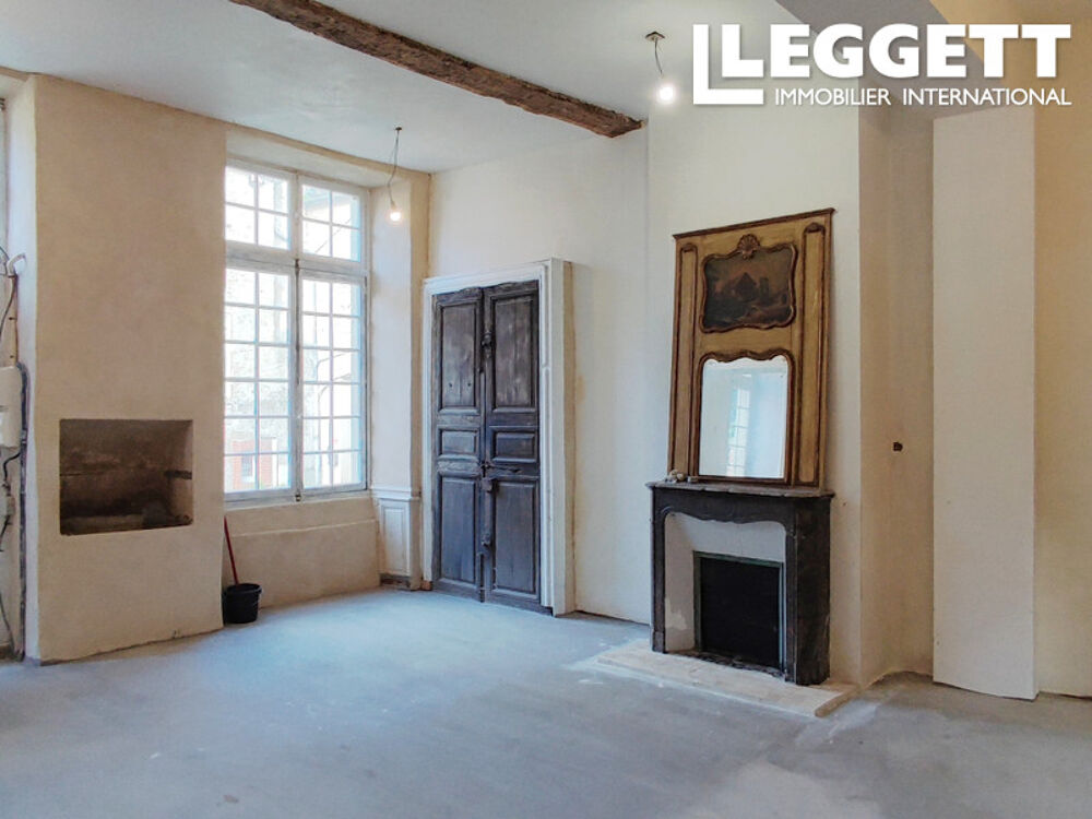 Carentan centre ville, 2 maison de ville historique dans une cour, à finir pour vivre.