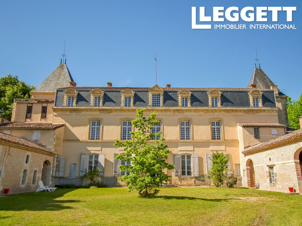 SOUS OFFRE /// Château érigé au XVIIIe siècle en bordure de rivière, avec ses dépendances