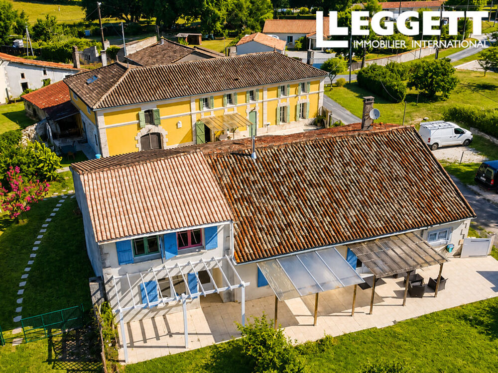Deux maisons ? 14 chambres ? Piscine ? Dépendances ? Gîte et opportunité de vie multigénérationnel!