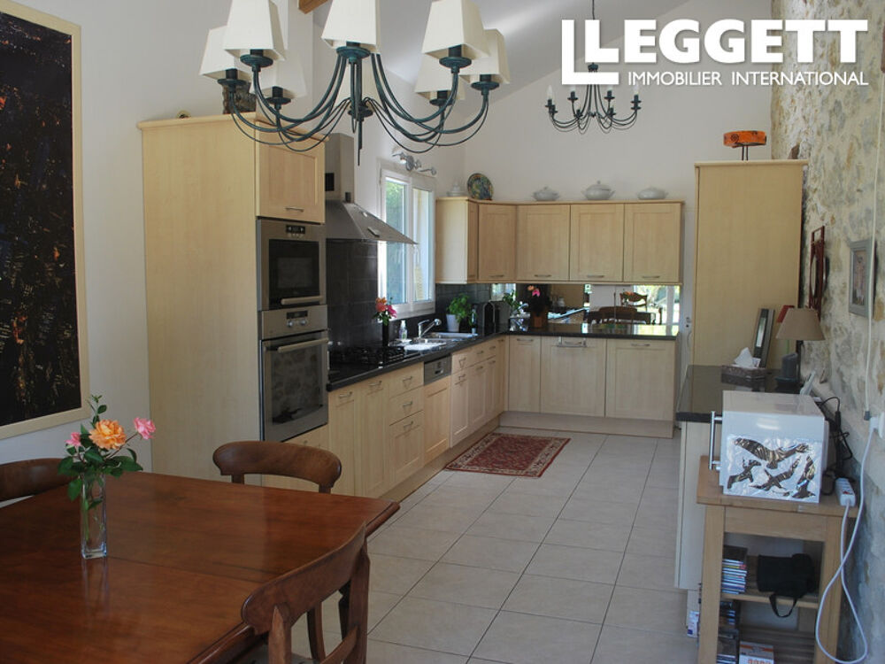 Une magnifique maison individuelle de trois chambres située dans un hameau, avec un joli jardin et une grange