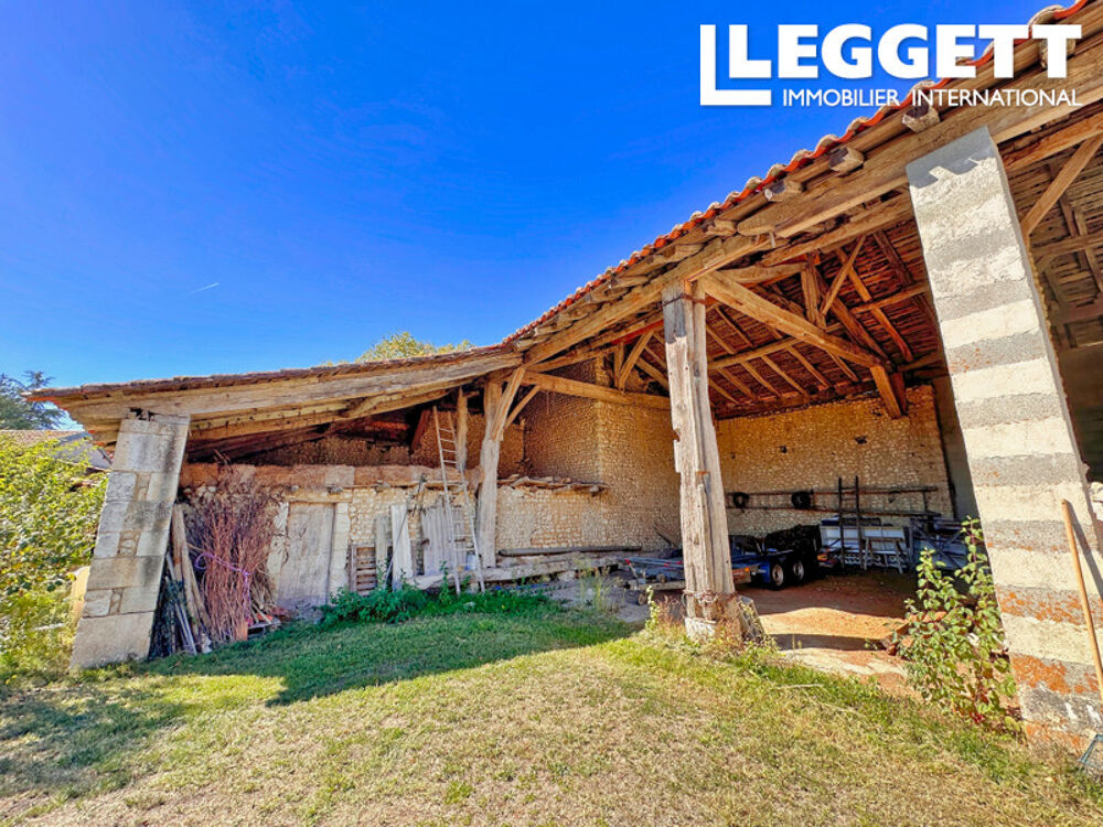 2 petites maisons à rénover avec dépendances et joli terrain, dans un petit hameau bucolique à 5mn de Chalais