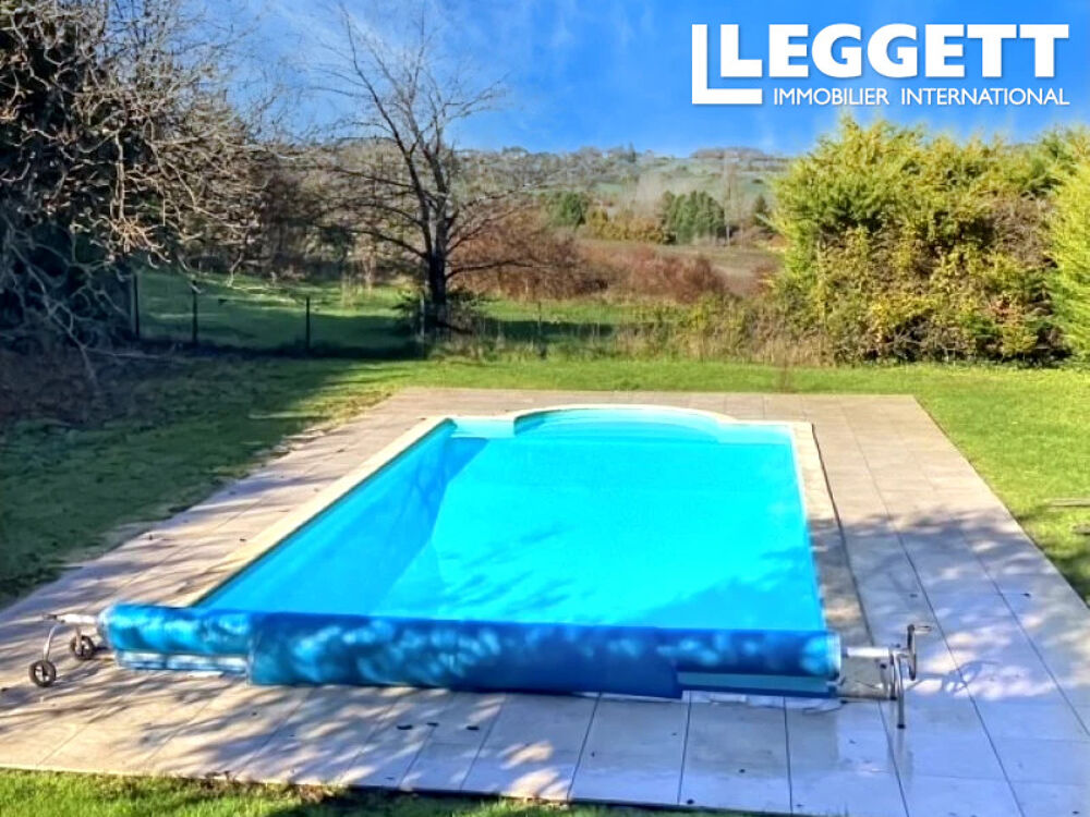 Spacieuse propriété mitoyenne aux portes de Chalais. 5 chambres, piscine, dépendances et terrain.
