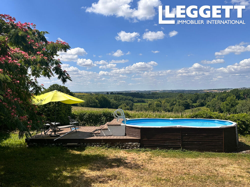 Ferme magnifiquement restaurée, avec vue panoramique. 3 chambres, piscine, grange, espace de stockage, parking