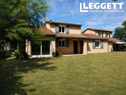   Une maison de 4 chambres avec un appartement et une piscine couverte et chauffée. Un cadre magnifique. Maison - 10 pièce(s) - 227 m²