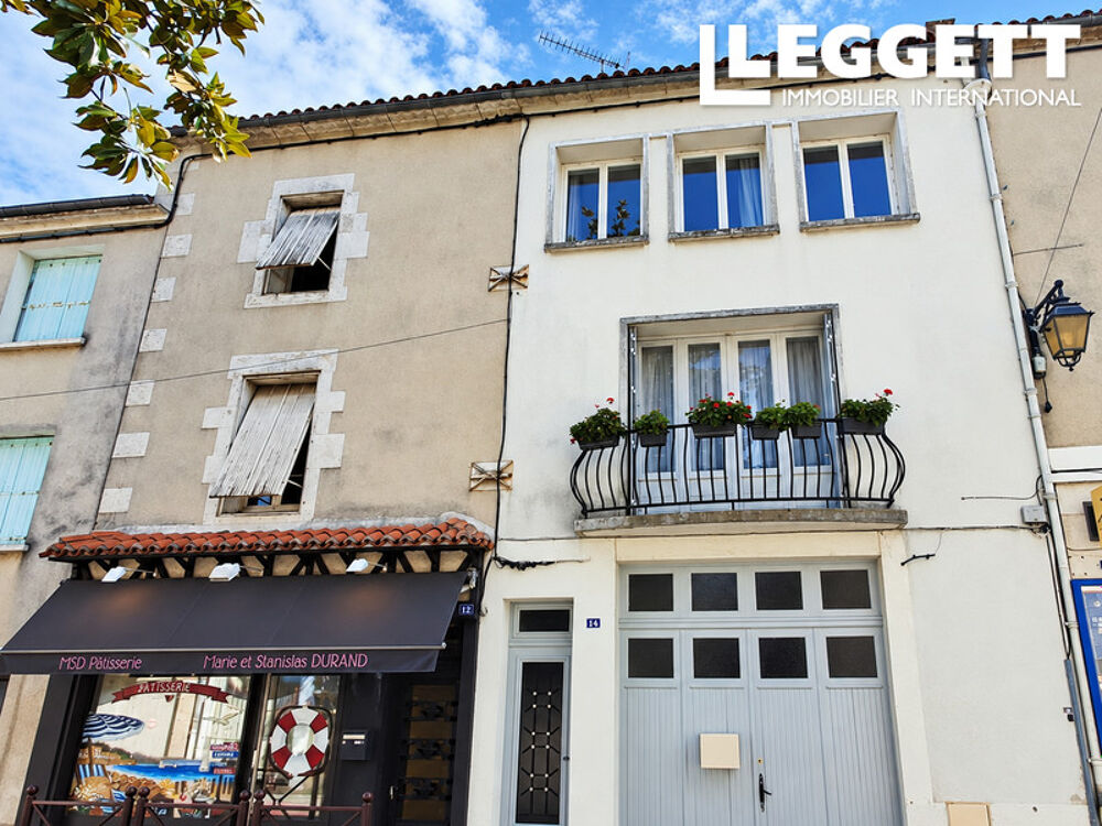 Vente Maison Maison de ville à Montbron comprenant 4 chambres, 2 salles de bains, un garage, un atelier et un grand jardin. Montbron