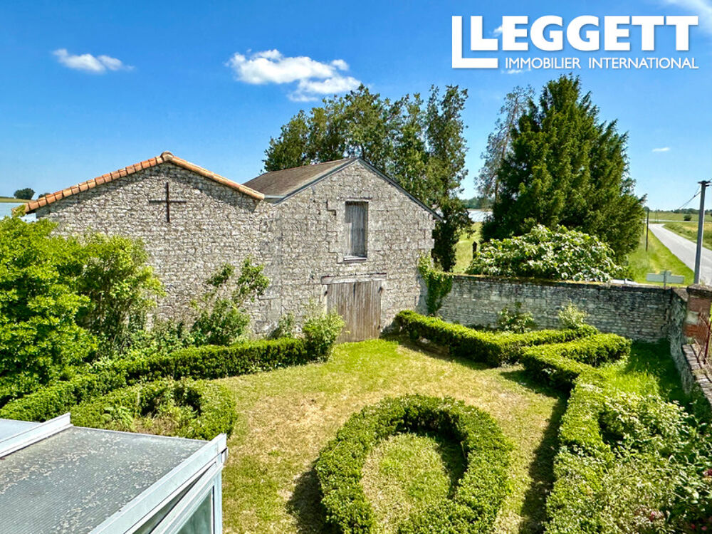 Vente Maison Dans hameau à 2 km des commodités, maison de Maître 130 m2 à rénover avec dépendances, terrain clos et 1,4 ha. DercÉ