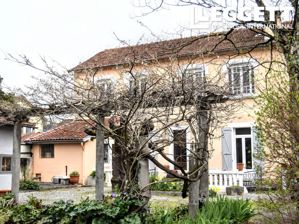 Vente Maison Maison individuelle de six chambres avec deux studios indépendants dans le village de Loures-Barousse. Loures-barousse